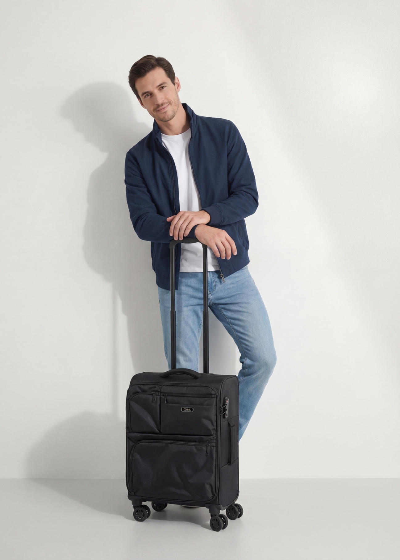 Маленька валіза на колесах WALNY-0048-99-19(W26), діагональний вигляд виробу поруч із силуетом моделі.