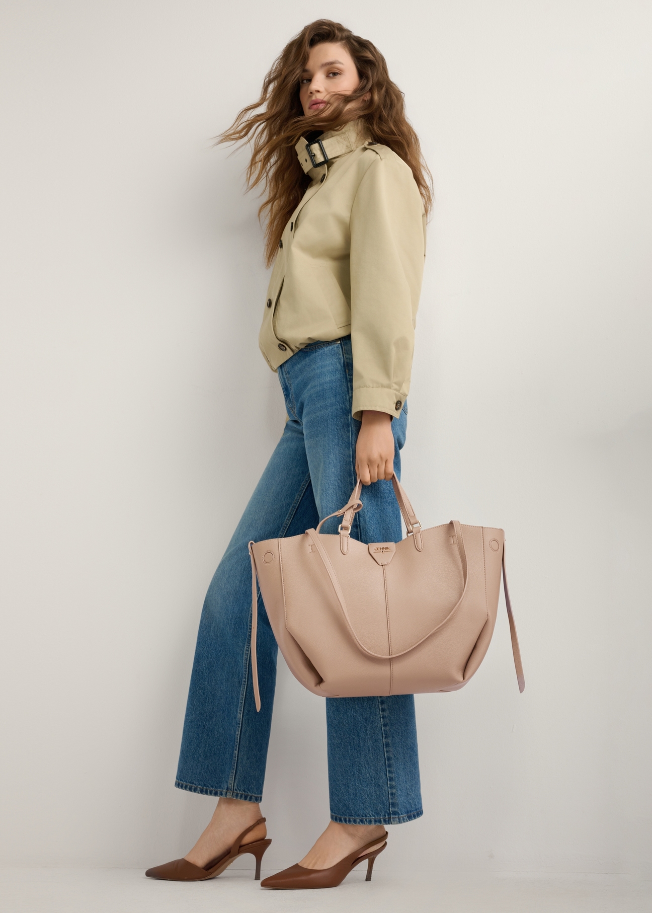 Велика сумка-шопер бежевого кольору TOREC-1201-1B(W26), вигляд виробу в руці моделі. Видно повністю.