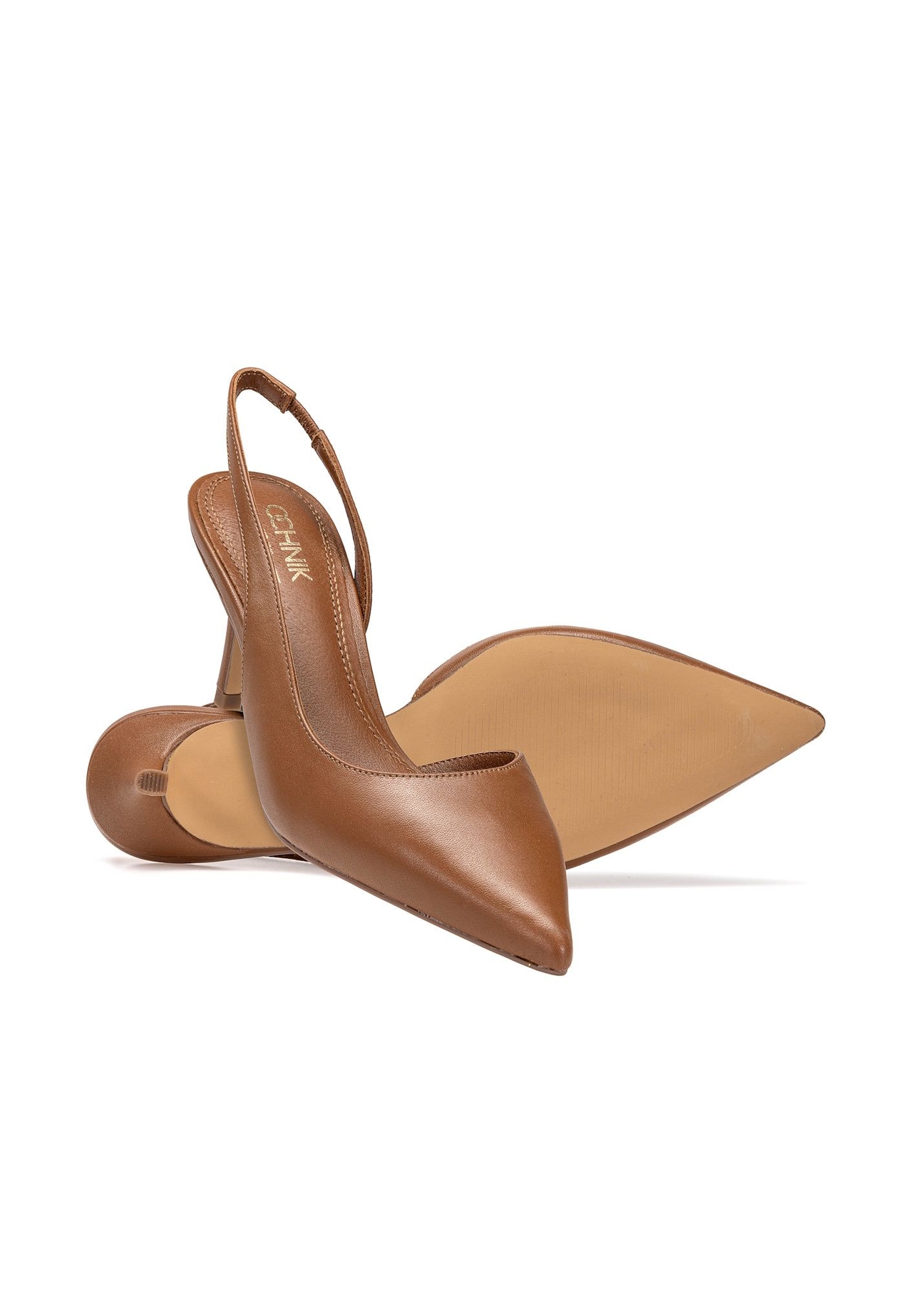 Коричневі туфлі на відкритому каблуці BUTYD-1078A-1D(W26), діагональний вигляд виробу на білому тлі.