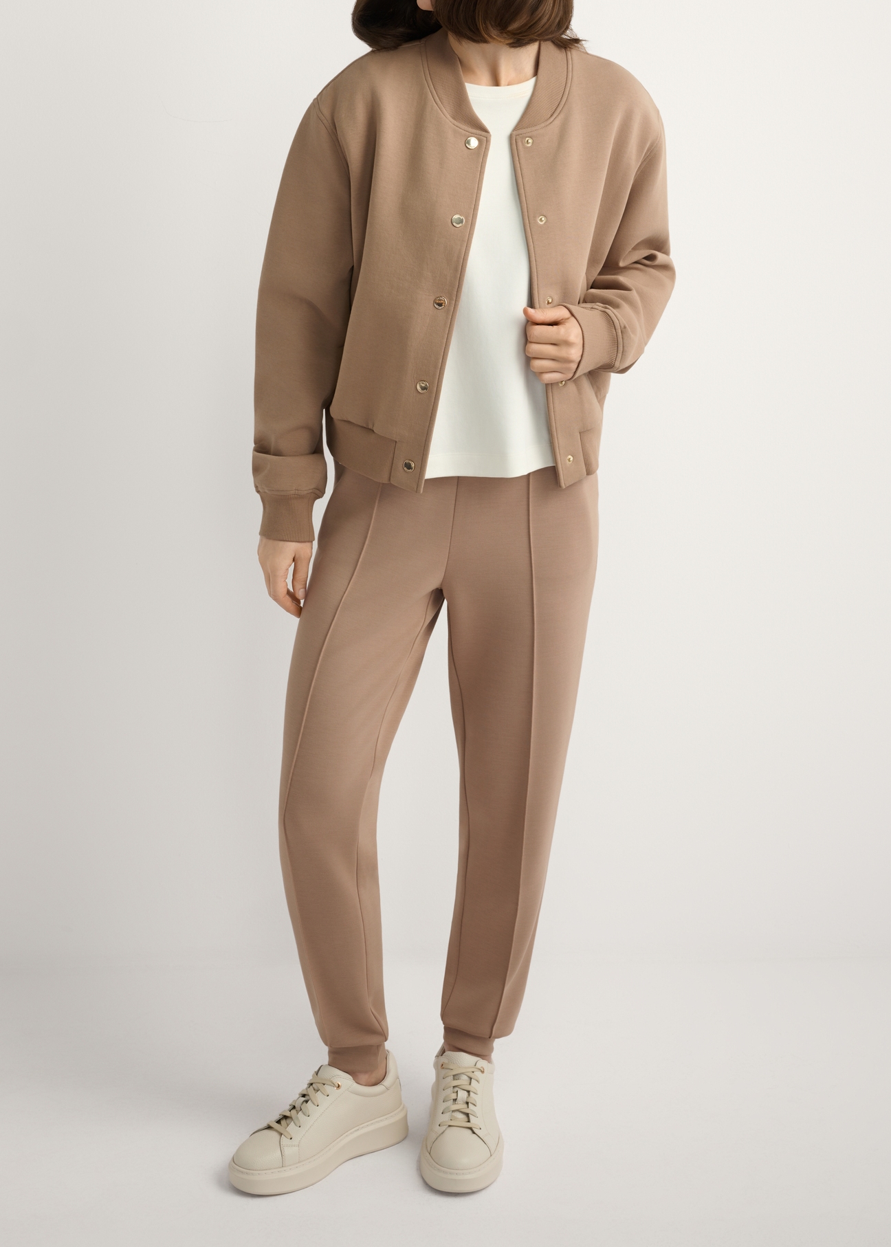 Жіночі шкіряні туфлі на платформі BUTYD-1258-0B(W26), вигляд виробу спереду на ногах моделі.