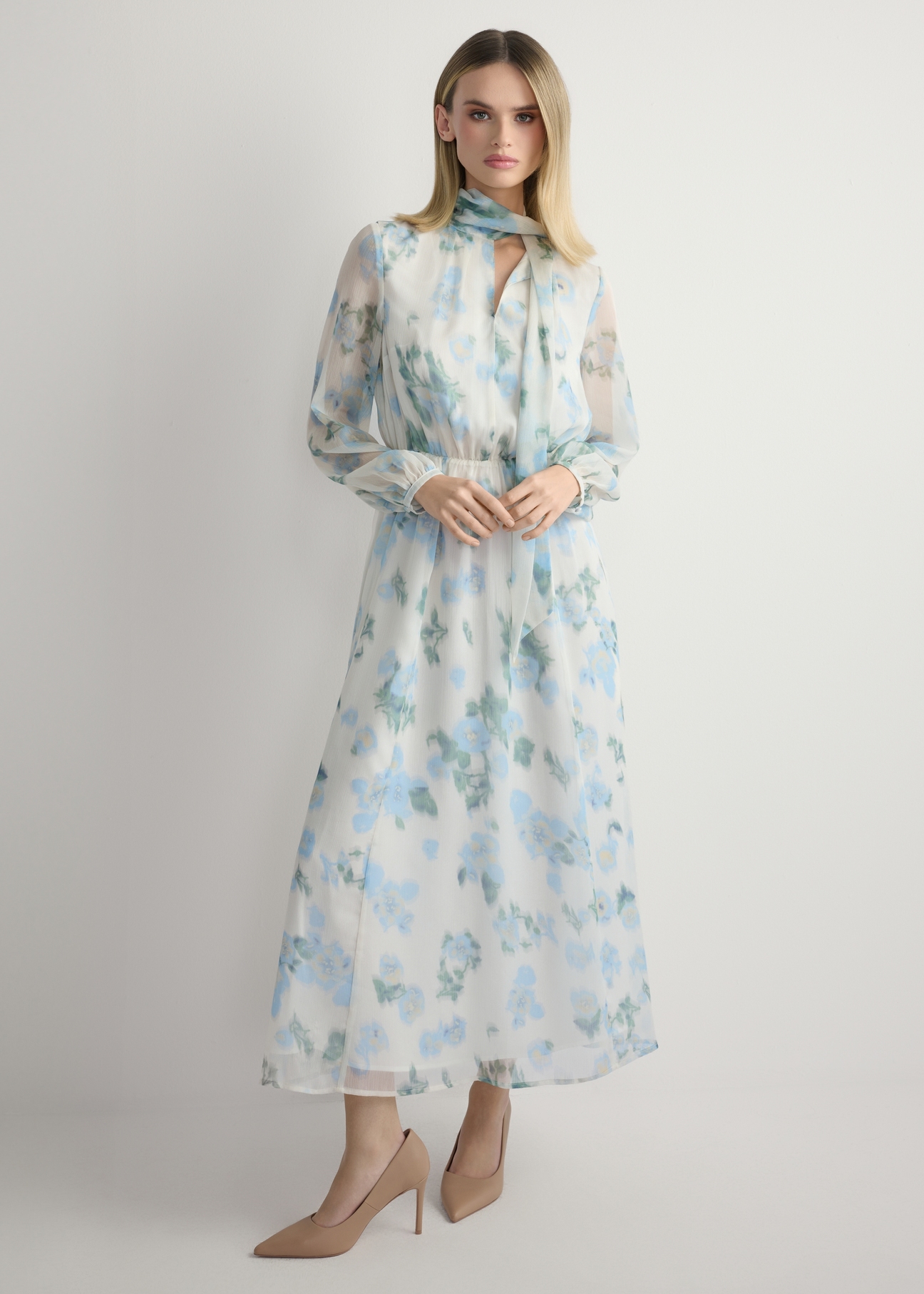 Жіноча кремова сукня з квітковим принтом SUKDT-0265-7P(W26), вигляд виробу спереду на моделі. Видно все тіло.