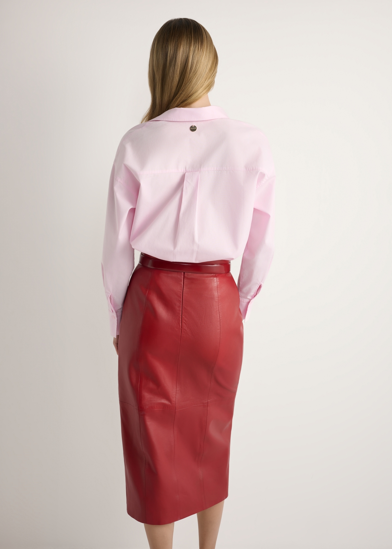 Світло-рожева бавовняна жіноча сорочка KOSDT-0181-5A(W26), вигляд виробу ззаду на моделі. Видно половину силуету.