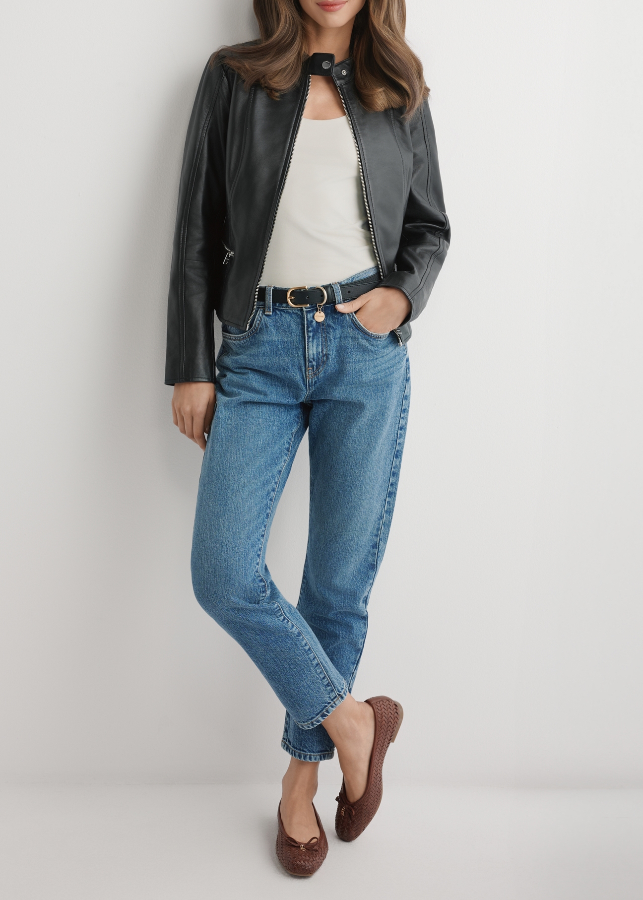 Жіночі коричневі плетені балетки BUTYD-1249-1H(W26), вигляд виробу спереду на ногах моделі.