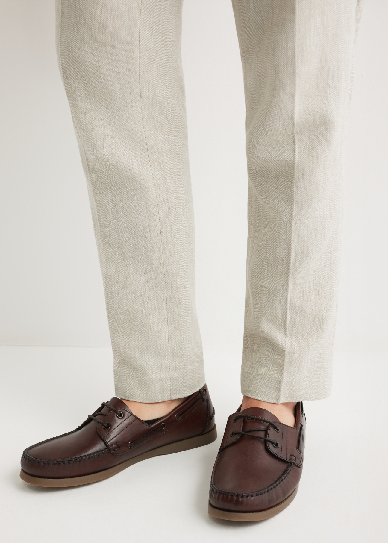 Чоловіче темно-коричневе шкіряне взуття BUTYM-0540-1I(W26), вигляд виробу спереду на ногах моделі.