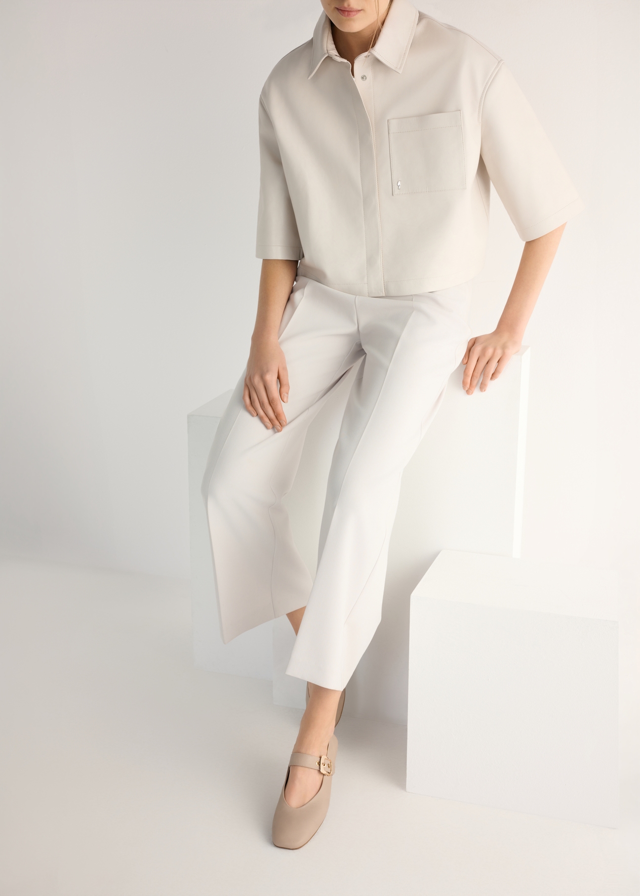 Жіночі шкіряні балетки холодного бежевого кольору BUTYD-1244-1K(W26), вигляд виробу спереду на ногах моделі.