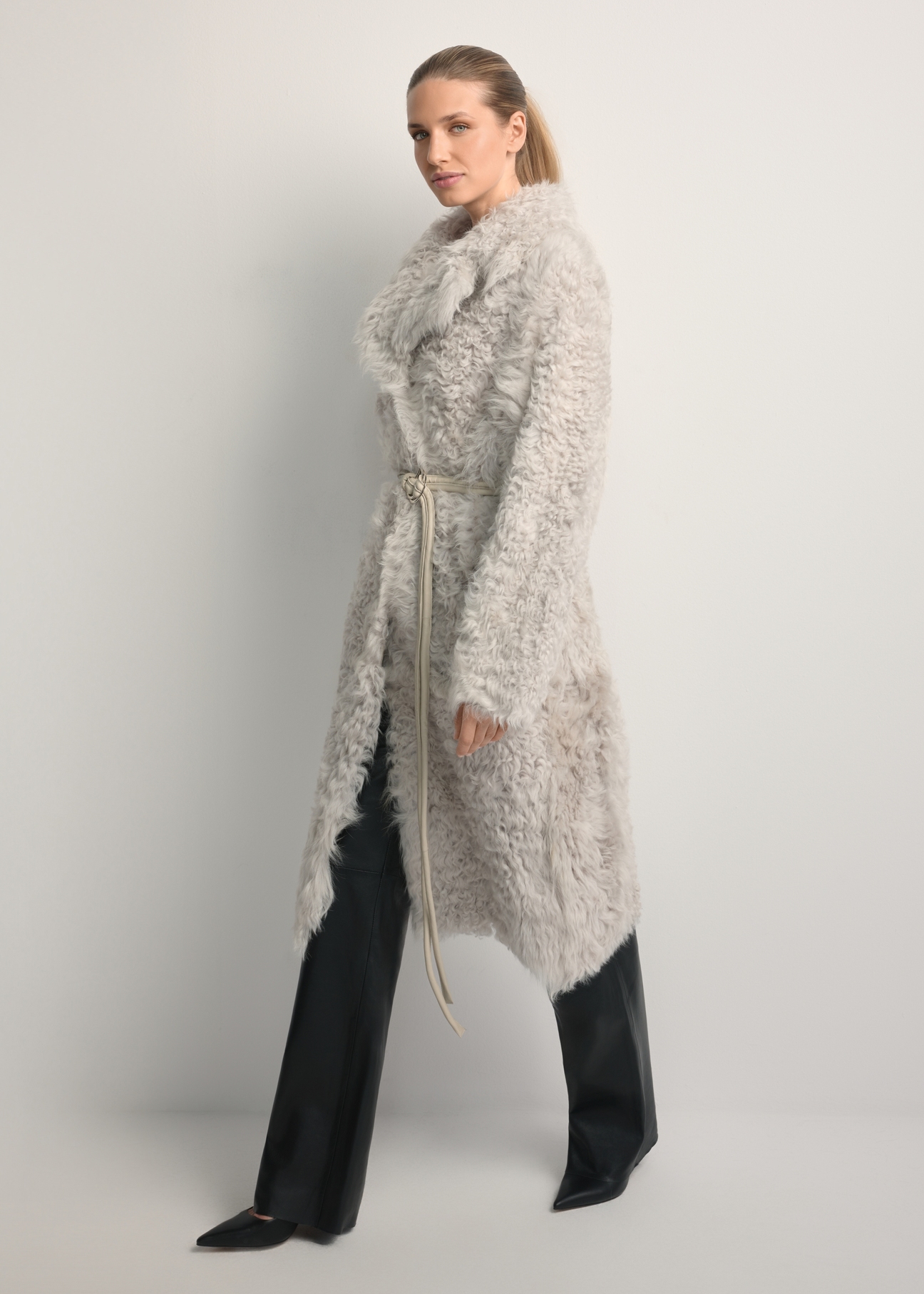 Кремова двостороння жіноча дублянка KOZDS-0091-1394(Z25), вигляд виробу спереду на моделі. Видно все тіло.