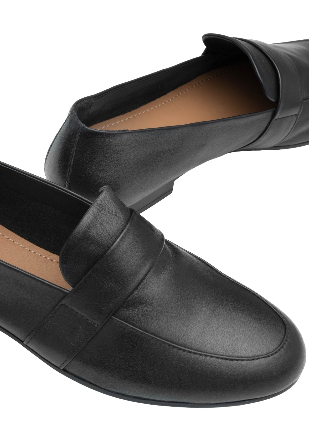 Жіночі шкіряні чорні мокасини BUTYD-1074A-99(W26), крупний план деталі виробу на білому фоні.