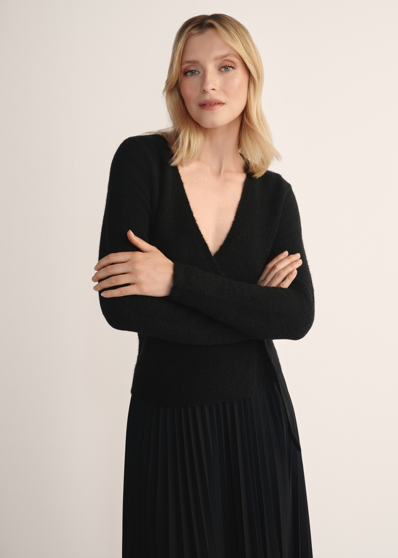 Чорний жіночий светр із зав'язкою SWEDT-0234-99(Z25), вигляд виробу спереду на моделі. Видно половину силуету.