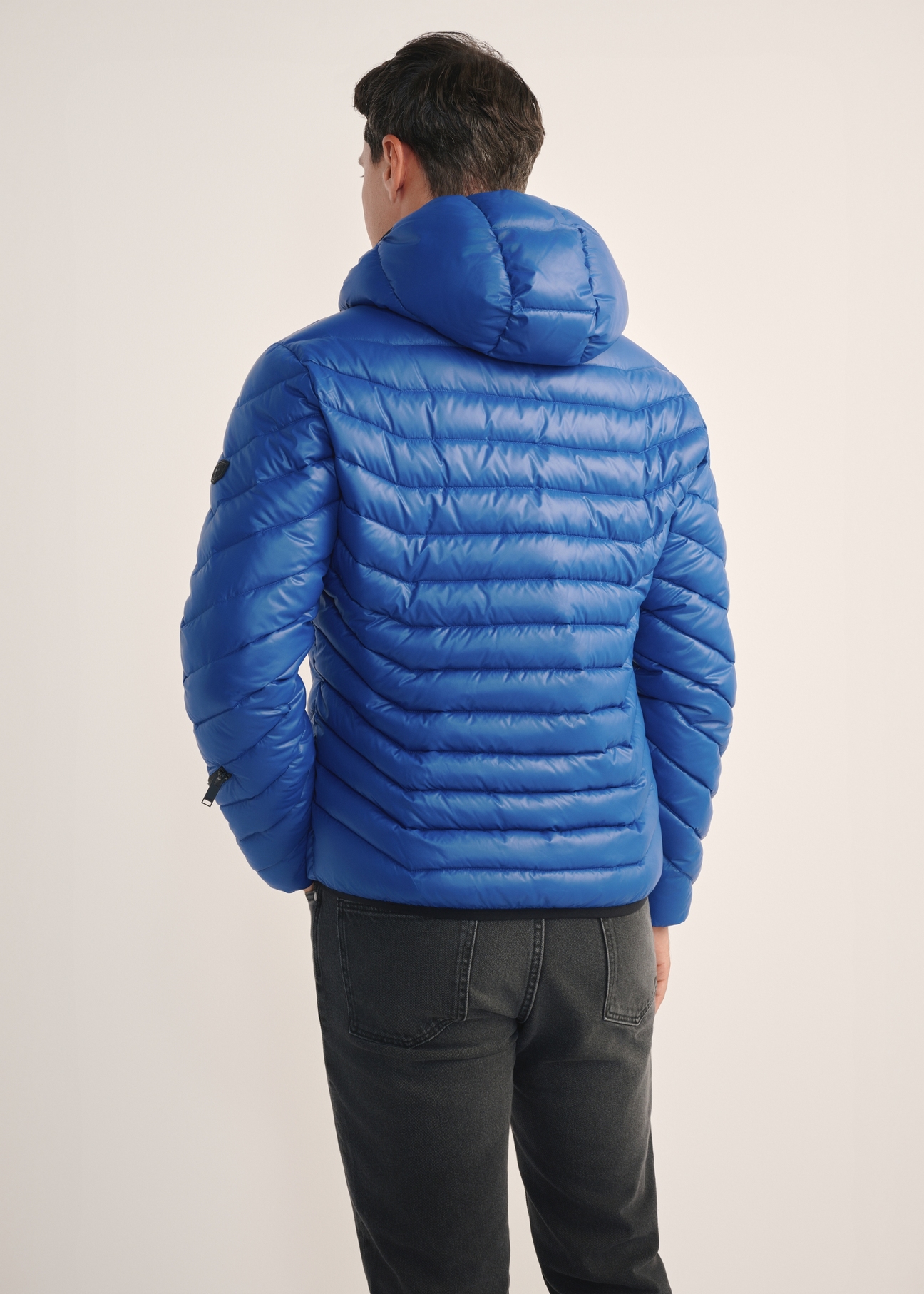 Чоловіча синя куртка KURMT-0380-61(Z25), вигляд виробу зі спини на моделі. Видно половину силуету.