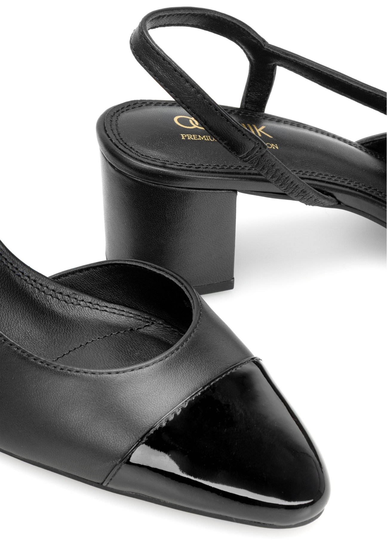 Чорні шкіряні туфлі на відкритому каблуці BUTYD-1173-99(W26), крупний план деталі виробу на білому фоні.