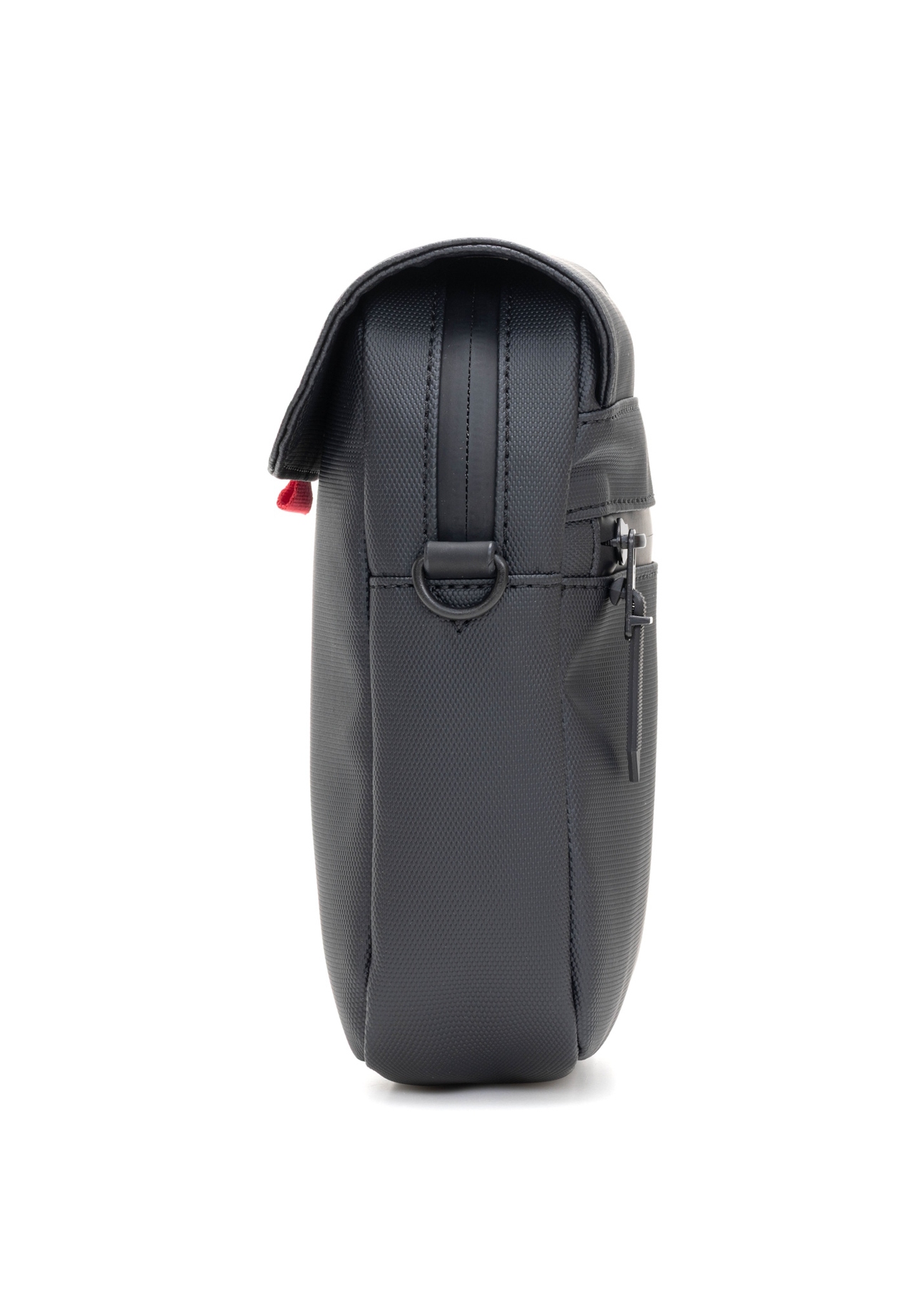 Чоловіча маленька чорна сумка-месенджер TORMN-0399-9J(W26), вигляд виробу збоку на білому фоні.