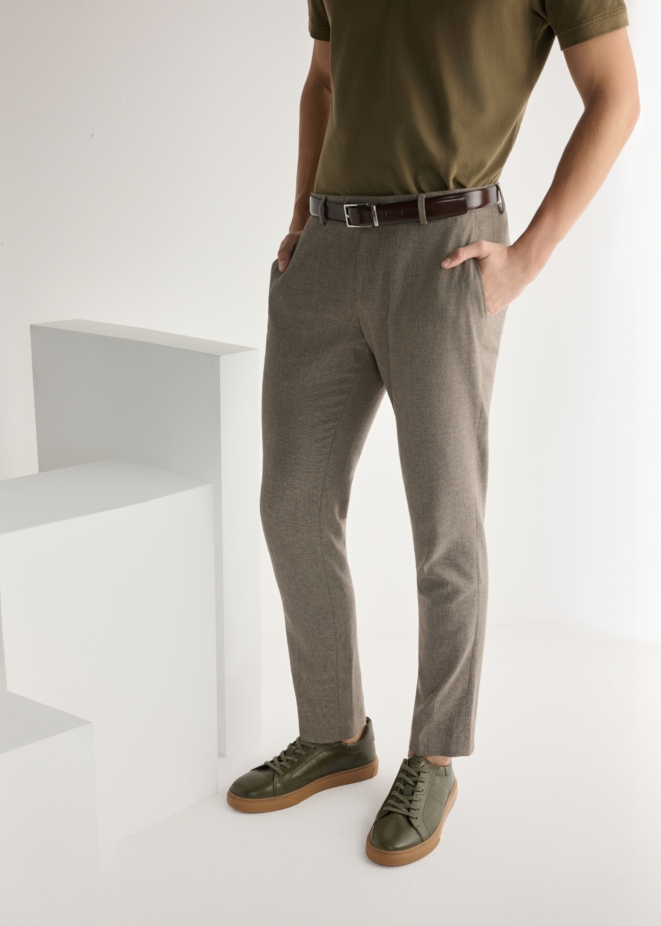 Чоловічі шкіряні кросівки кольору хакі BUTYM-0486-8D(W26), вигляд виробу спереду на ногах моделі.