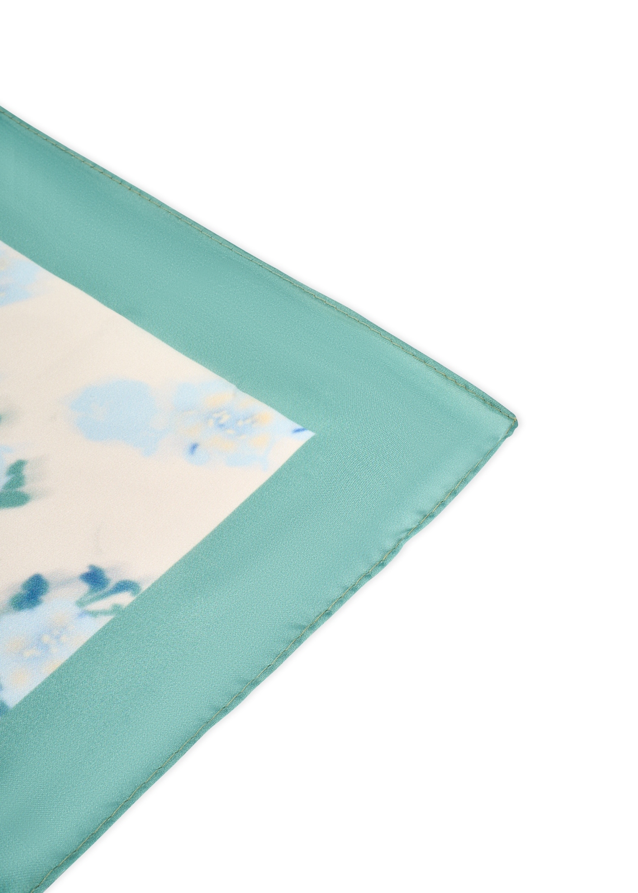 Жіноча хустка з блакитними квітами SZADT-0191-7B(W26), крупний план виробу на білому фоні.