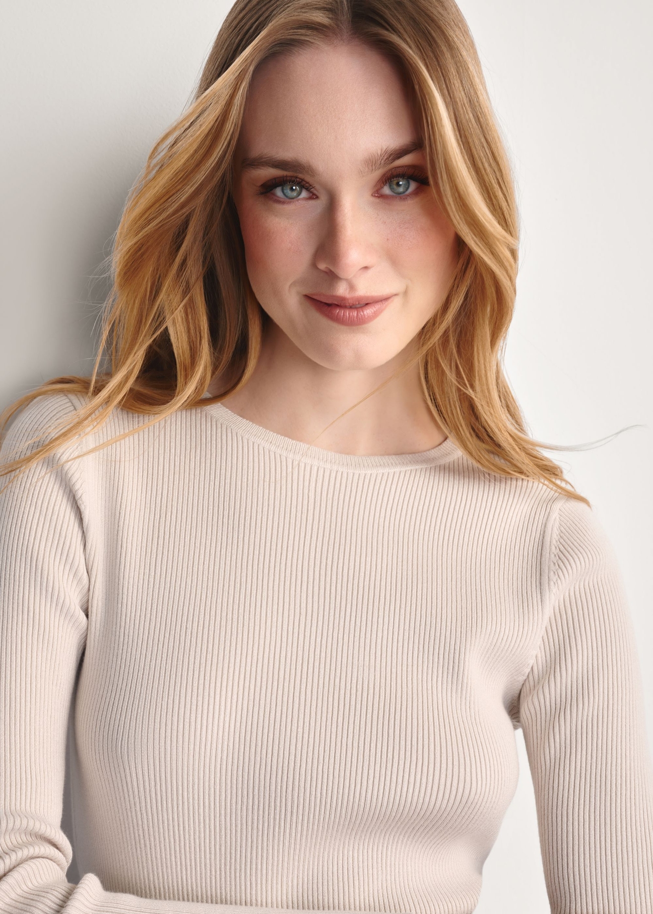 Світло-бежева жіноча сукня з лонгслівом LSLDT-0028-80(Z 25), крупний план деталі виробу на моделі.