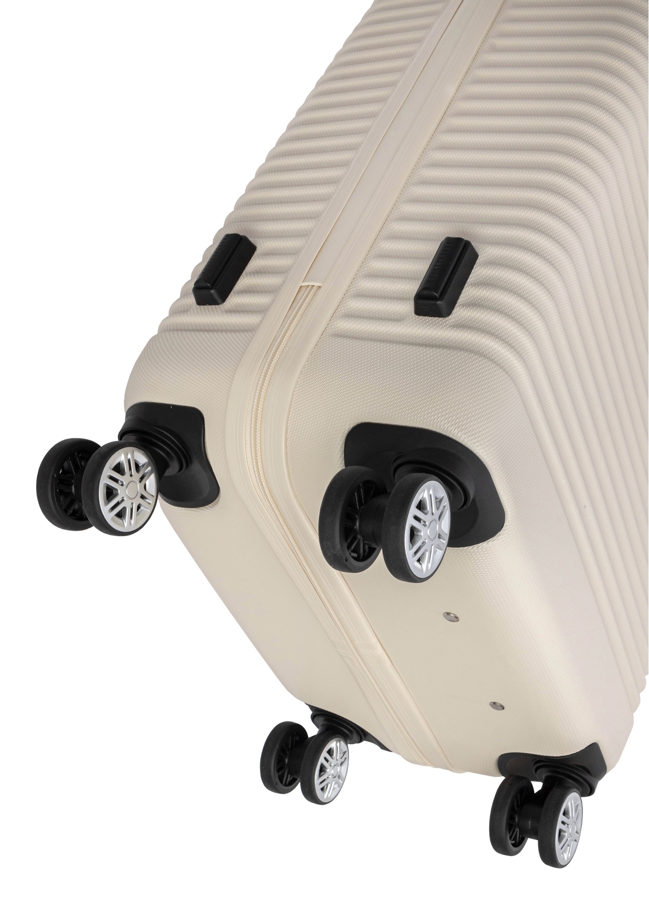 Середня валіза на колесах WALAB-0040-0C-24(W26), крупний план колес виробу на білому фоні.