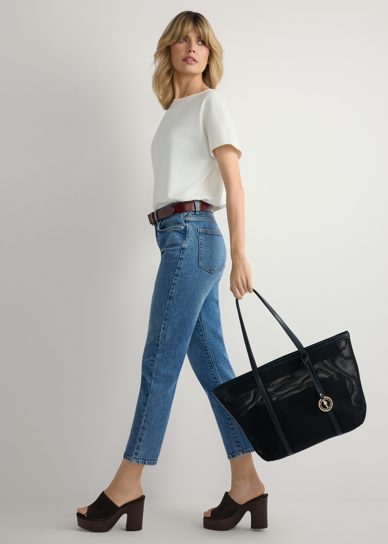 Жіноча сумка з великої сітки TOREC-1149-99(W26), вигляд виробу в руці моделі. Видно повністю.