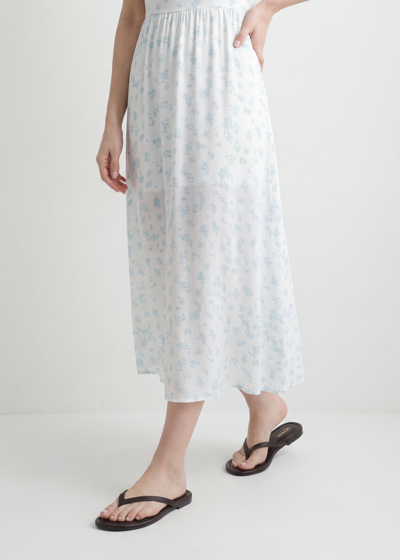 Жіночі темно-коричневі шкіряні шльопанці BUTYD-1271-1I(W26), вигляд виробу збоку на ногах моделі.