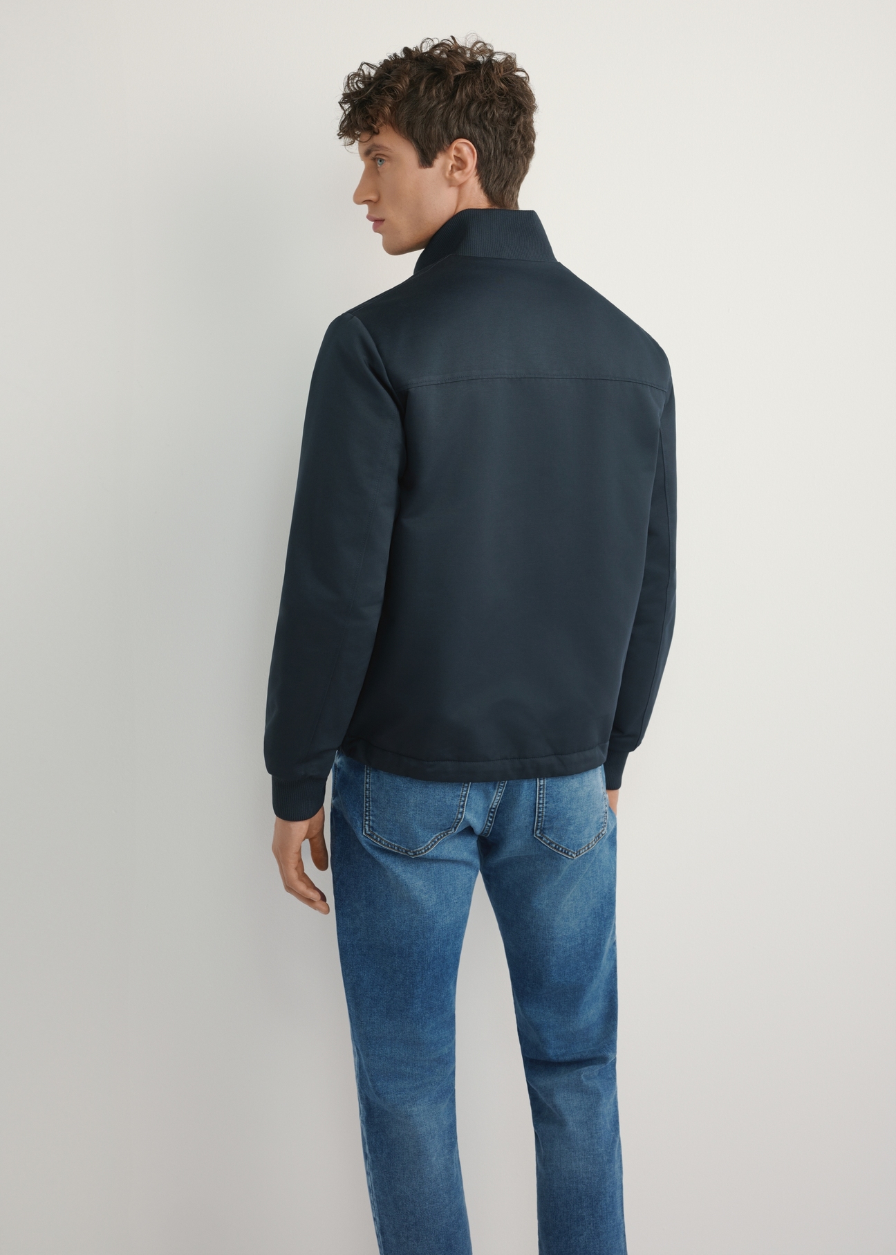 Чоловіча темно-синя перехідна куртка KURMT-0404-7D(W26), вигляд виробу зі спини на моделі. Видно половину силуету.