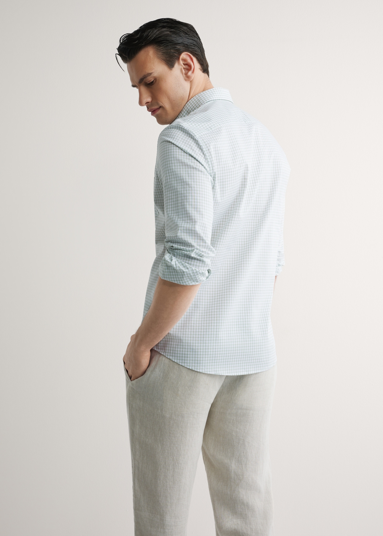 Чоловіча бавовняна сорочка в клітинку KOSMT-0277-8F(W26), вигляд виробу ззаду на моделі. Видно половину силуету.