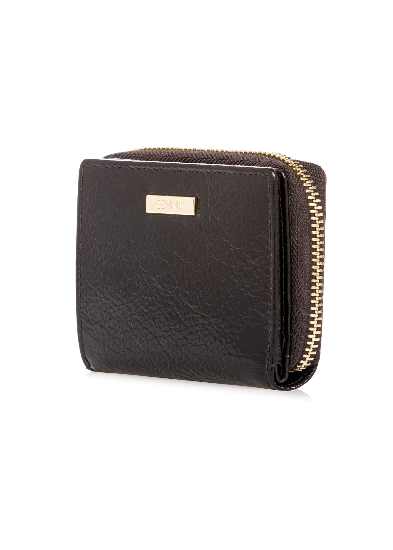 Маленький жіночий гаманець коричневого кольору PORES-0988-1I(W26), діагональний вигляд виробу на білому тлі.