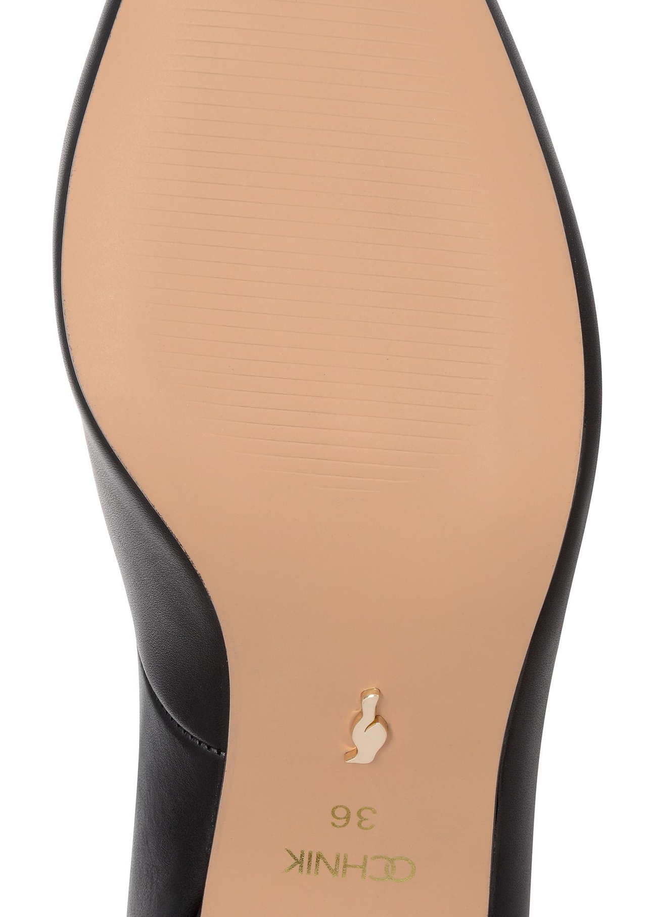 Жіночі чорні шкіряні туфлі-човники BUTYD-1031A-99(W26), вигляд підошви виробу на білому фоні.