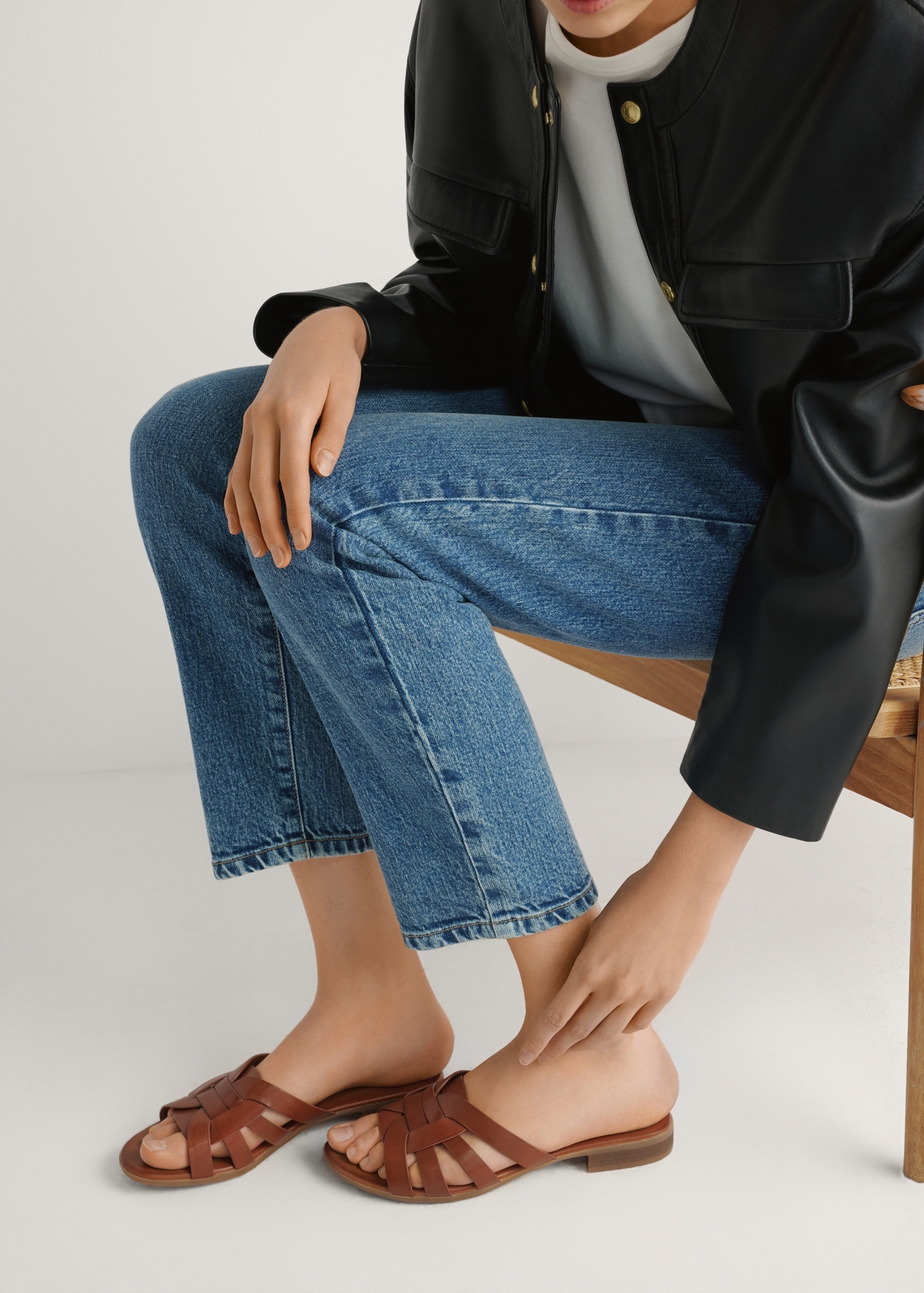 Жіночі шкіряні мюлі коньячного кольору BUTYD-1266-1F(W26), вигляд виробу збоку на ногах моделі, на світлому фоні.