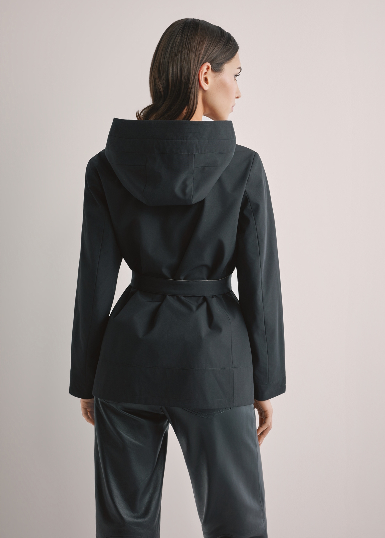 Жіноча двостороння перехідна куртка KURDT-0655-9J(W26), вигляд виробу зі спини на моделі. Видно половину силуету.