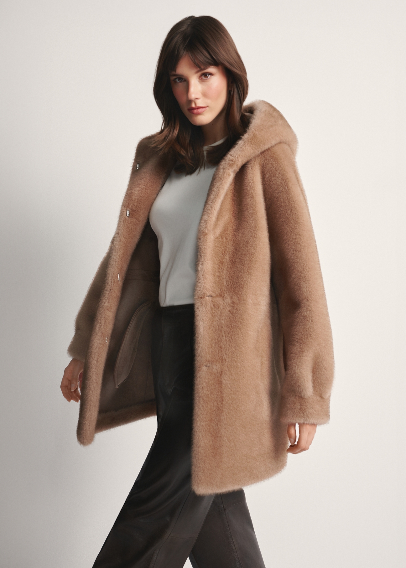 Жіноча бежева хутряна шуба з капюшоном FUTDP-0062-81(Z25), вигляд виробу спереду на моделі. Видно половину силуету.