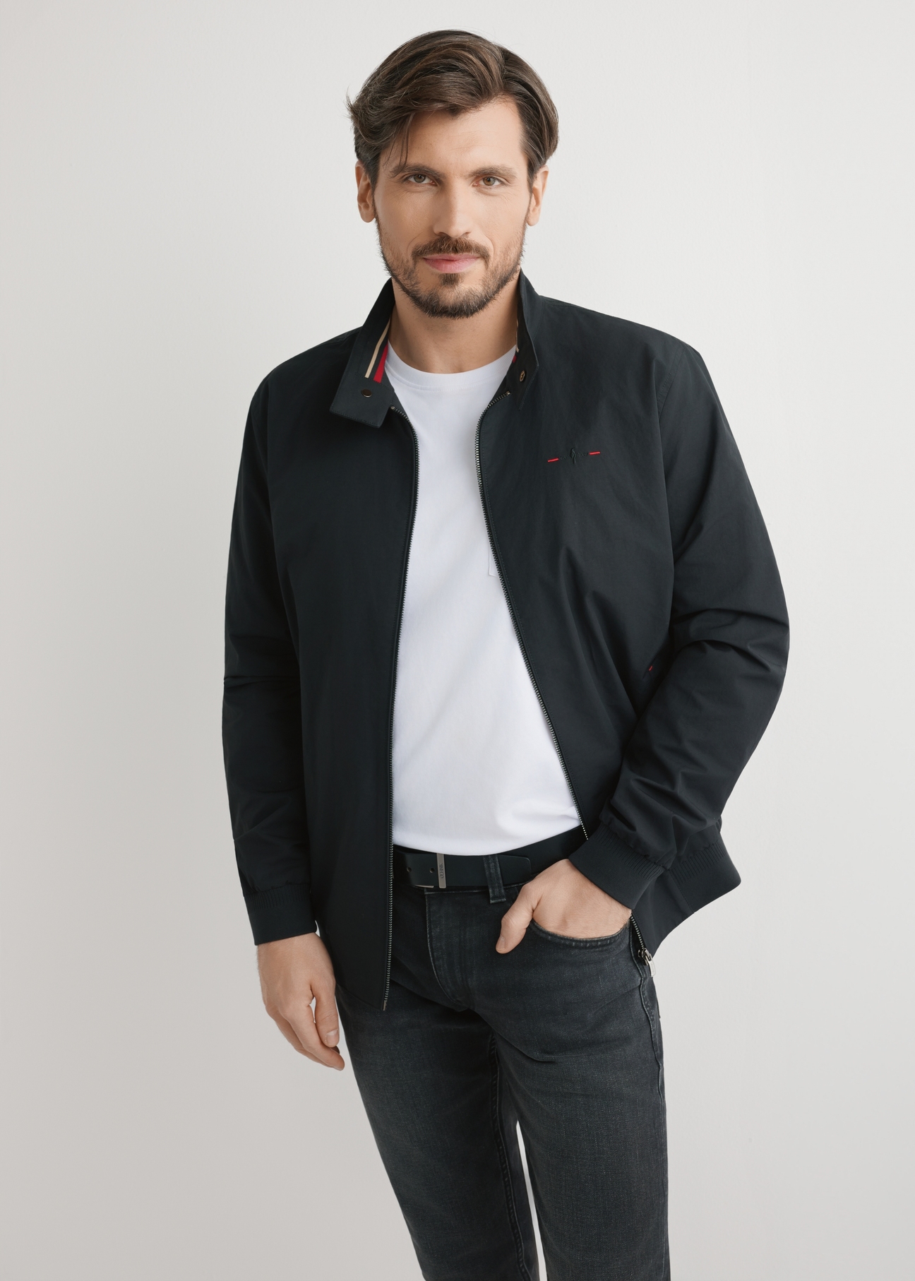 Чоловіча чорна легка перехідна куртка KURMT-0370-99(W25), вигляд виробу спереду на моделі. Видно половину силуету.