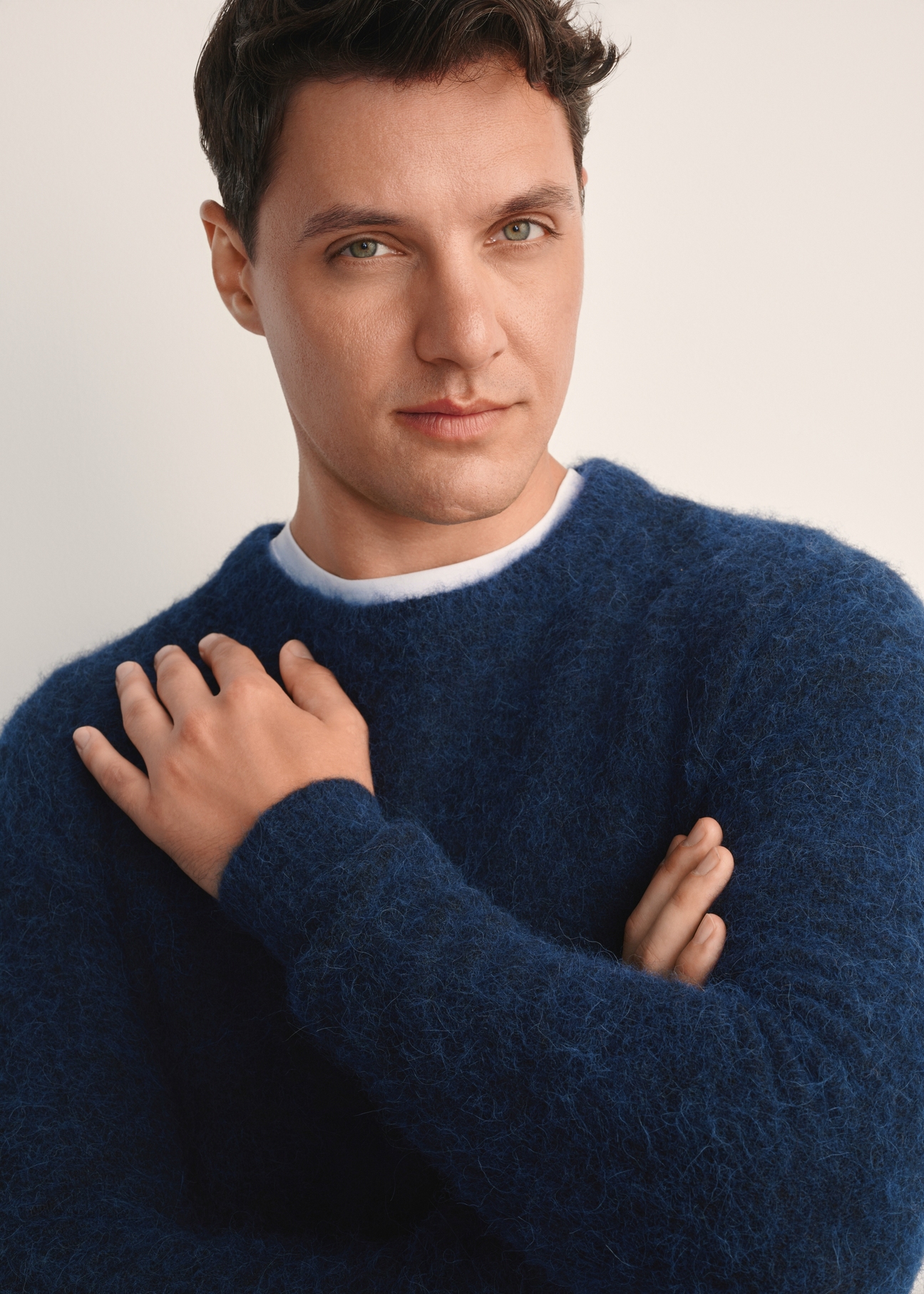 Темно-синій чоловічий вовняний светр SWEMT-0171-68(Z25), крупний план виробу на моделі.