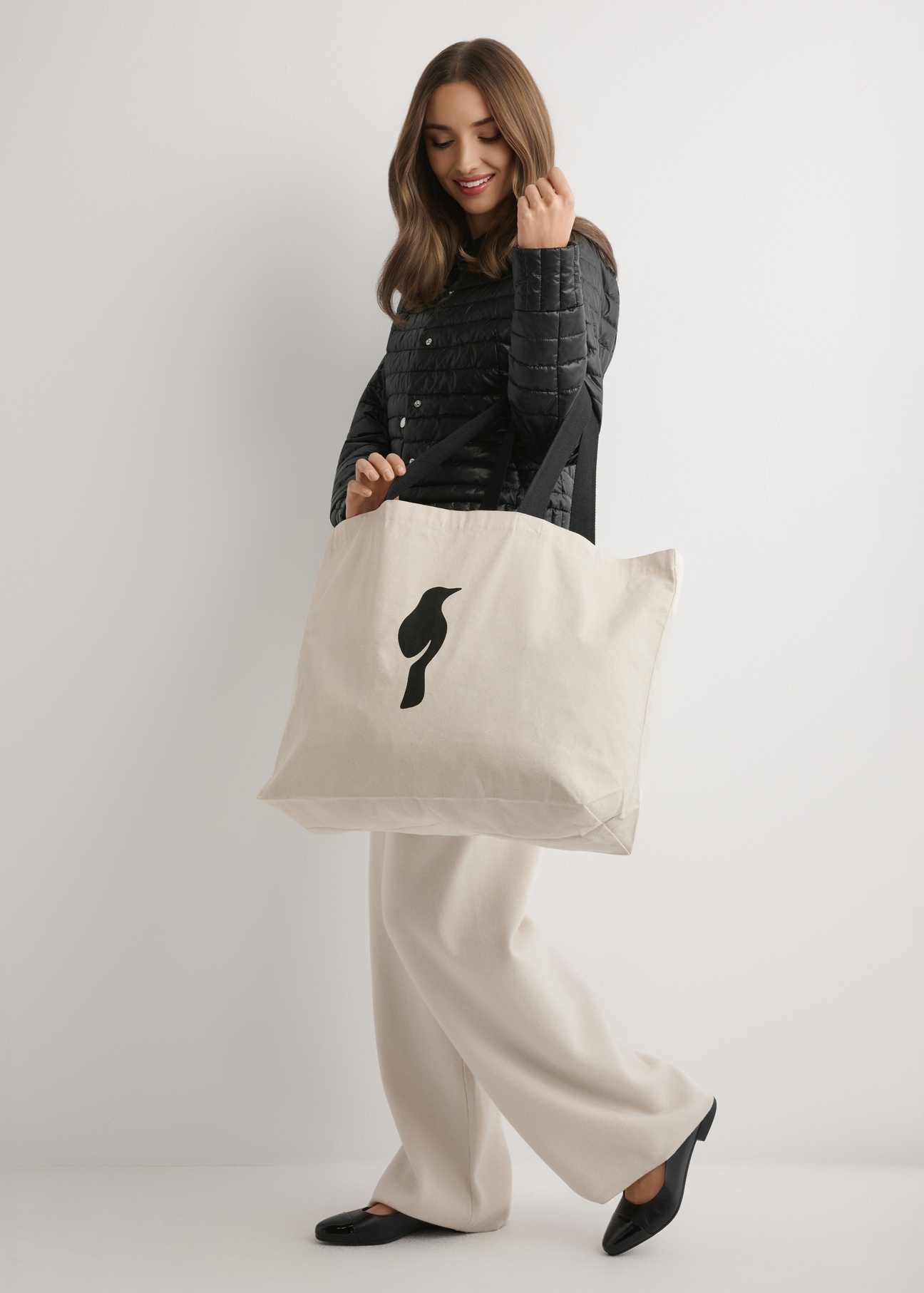 Кремова бавовняна сумка TOREN-0136-0C(W26), вигляд виробу на плечі моделі. Видно повністю.