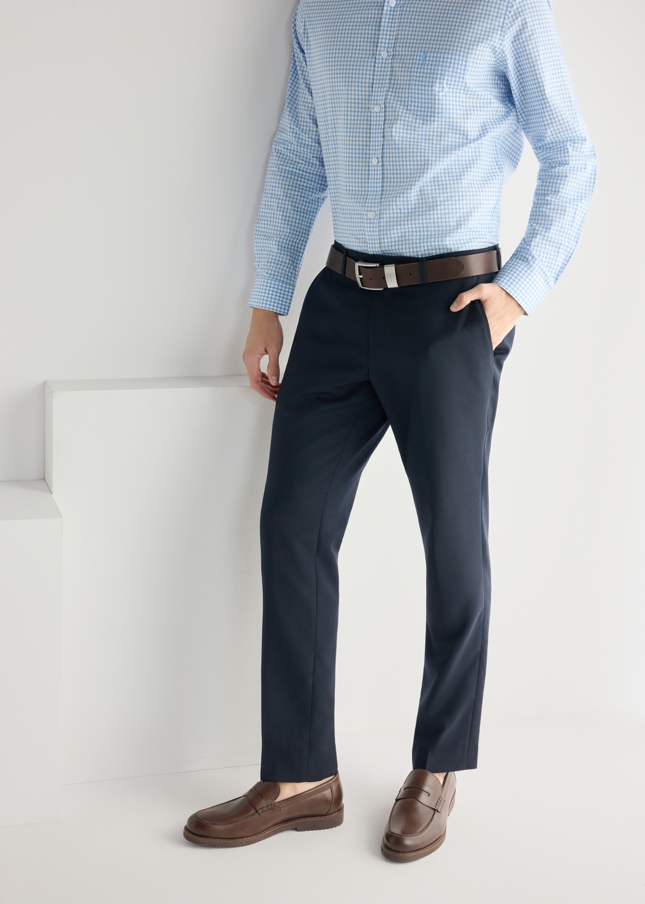 Чоловічі темно-коричневі шкіряні мокасини BUTYM-0502-1I(W26), вигляд виробу збоку на ногах моделі, на світлому фоні.