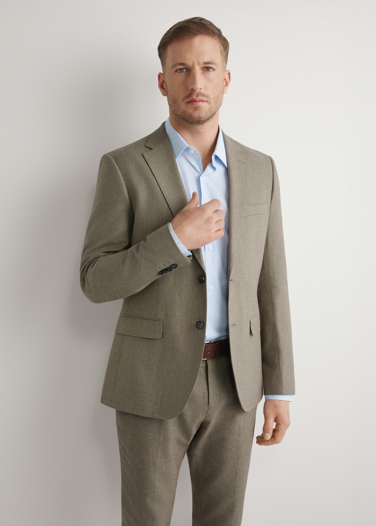 Чоловічий темно-коричневий піджак MARMT-0013-1I(W26), вигляд виробу спереду на моделі. Видно половину силуету.