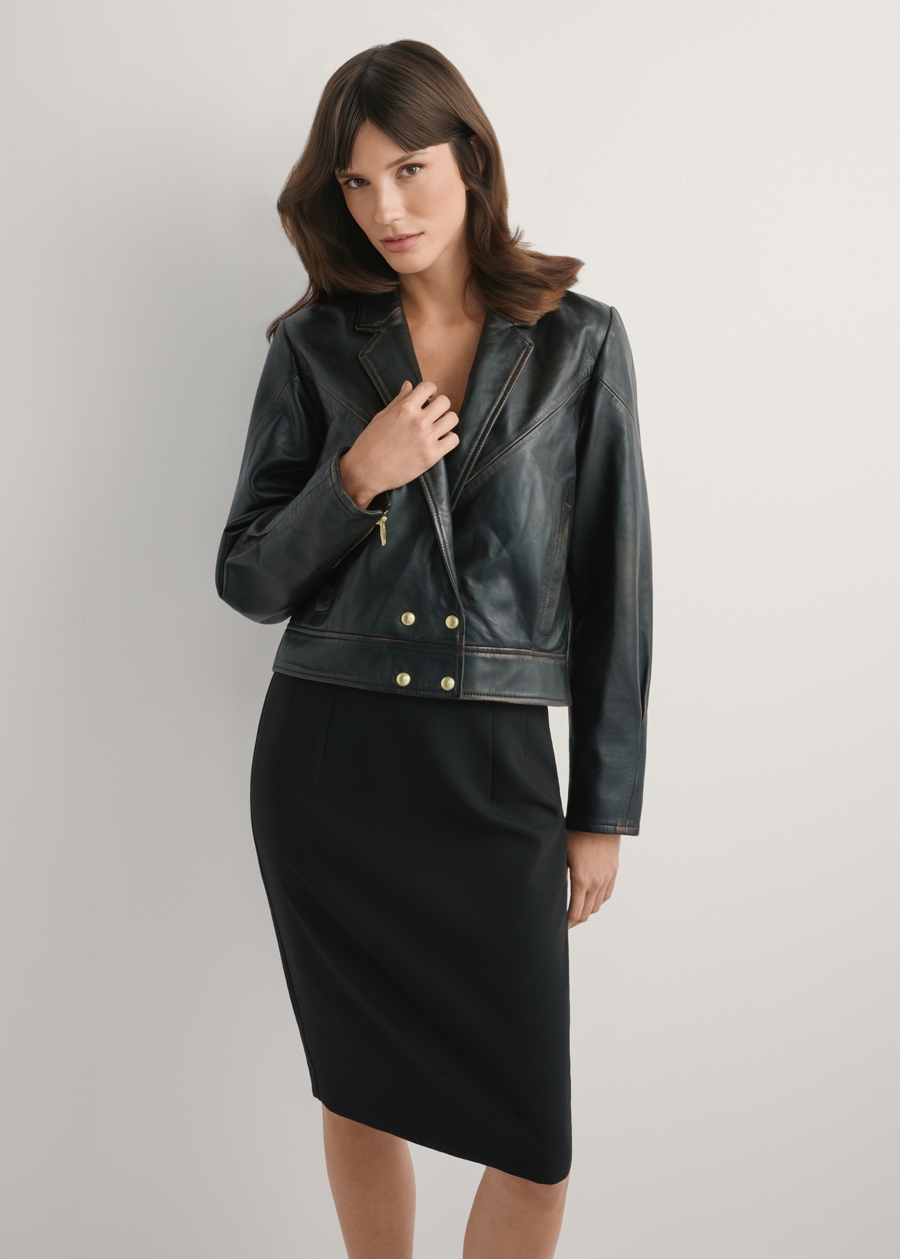 Жіноча вінтажна коротка шкіряна куртка KURDS-0573-9J(W26), вигляд виробу спереду на моделі. Видно половину силуету.