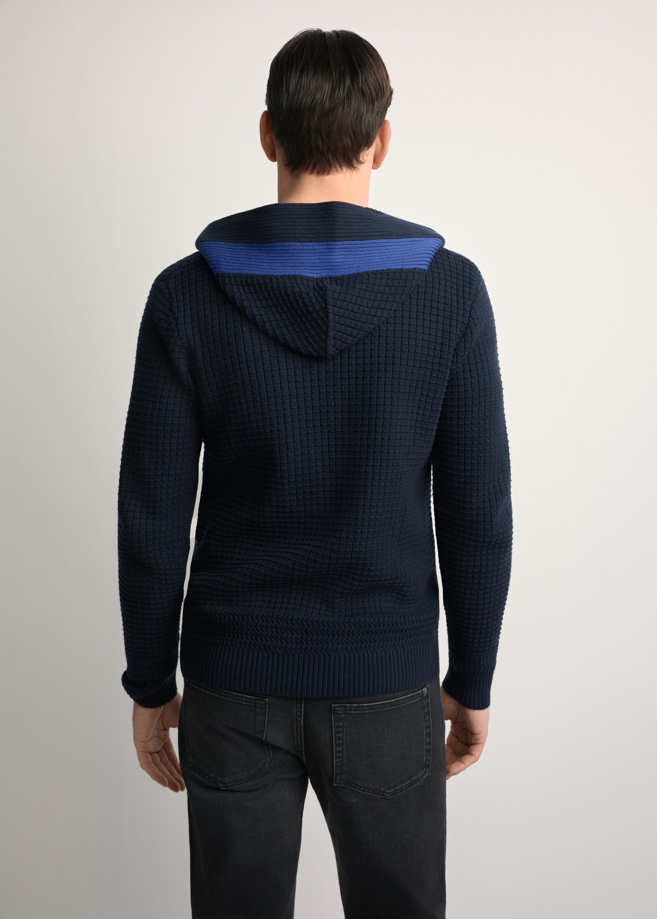 Чоловічий темно-синій светр з капюшоном SWEMT-0182-68(Z25), вигляд виробу ззаду на моделі. Видно половину силуету.