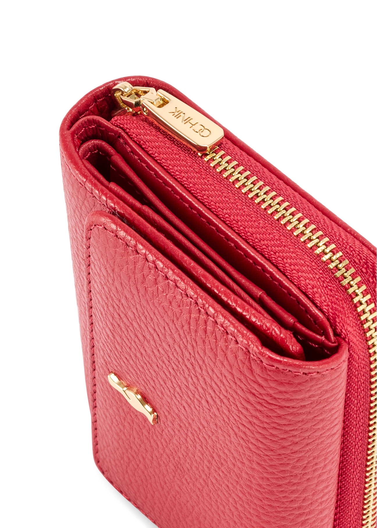 Маленький червоний шкіряний жіночий гаманець PORES-0802R-4B(W26), крупний план деталі виробу на білому фоні.