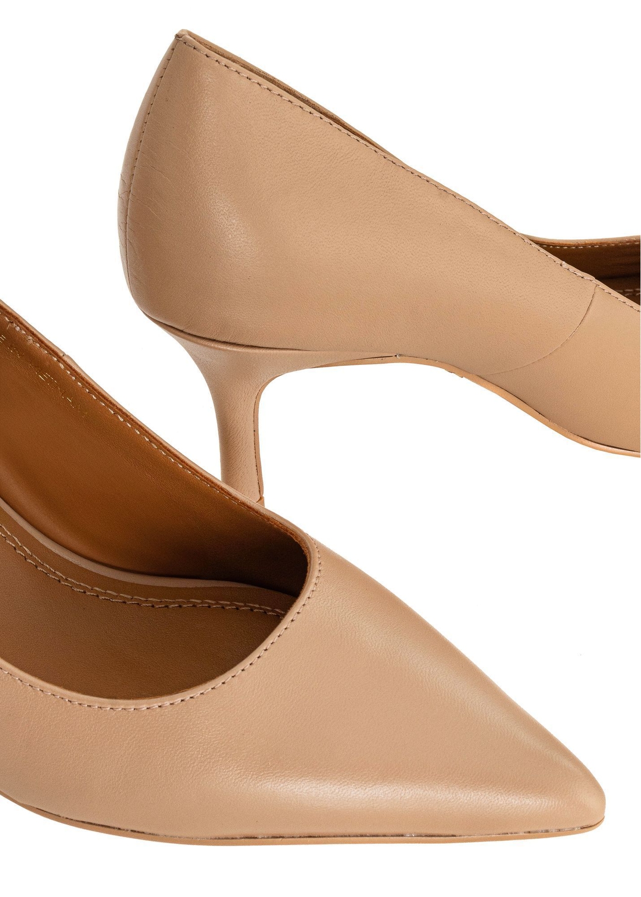 Бежеві шкіряні жіночі туфлі-човники BUTYD-1031A-1B(W26), крупний план деталі виробу на білому фоні.