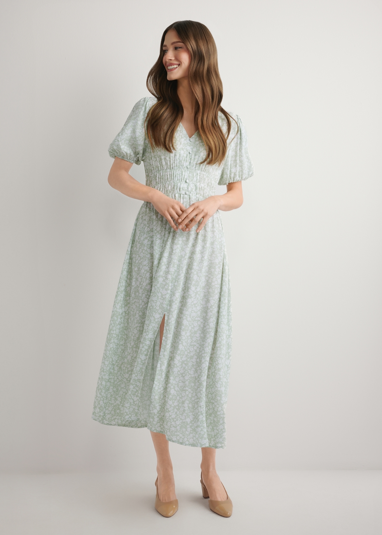 Довга сукня з шавлієвим квітковим принтом SUKDT-0191-8P(W26), вигляд виробу спереду на моделі. Видно все тіло.