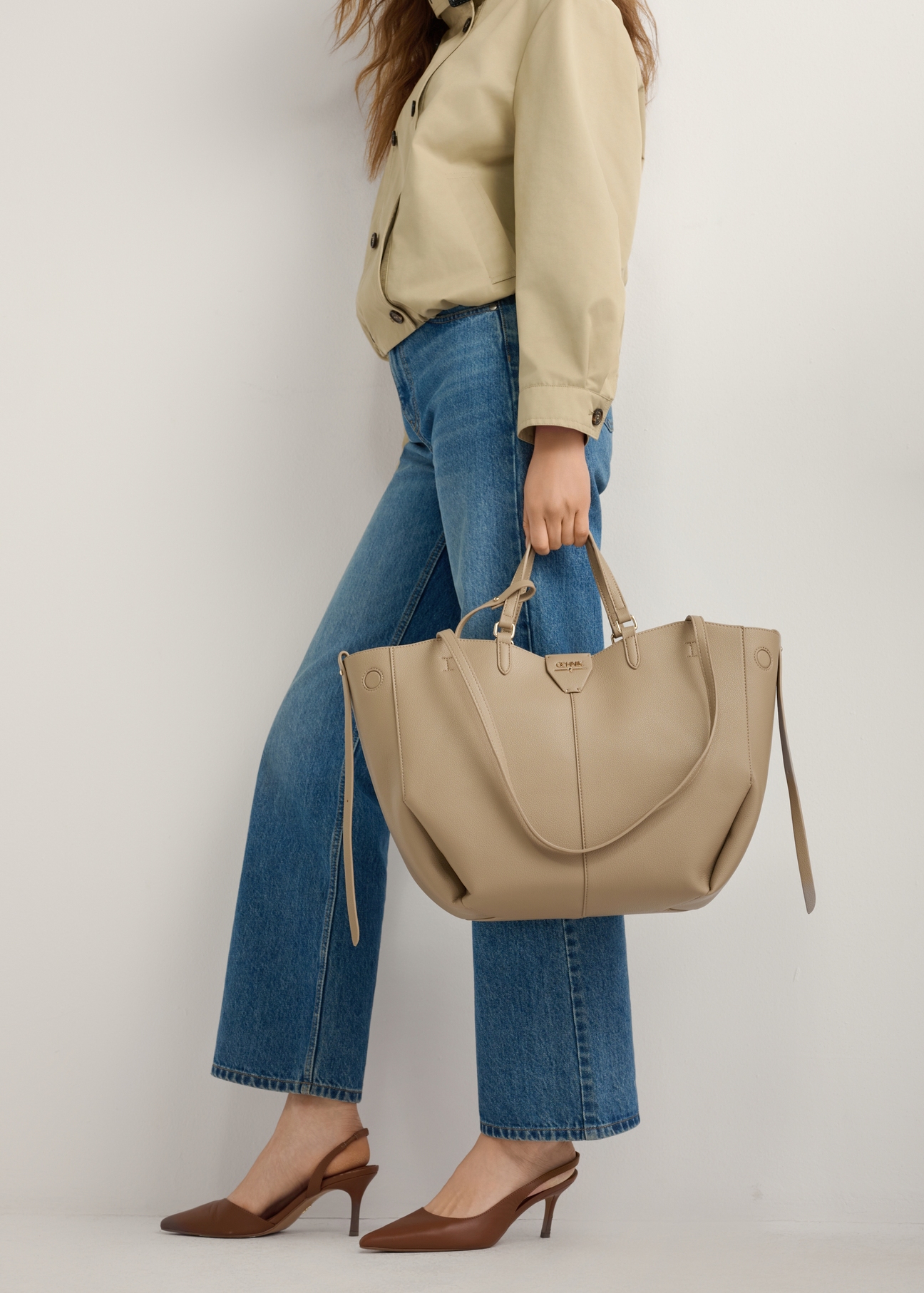 Коричневі туфлі на відкритій підборах BUTYD-1078A-1D(W26), вигляд виробу збоку на ногах моделі, на світлому фоні.