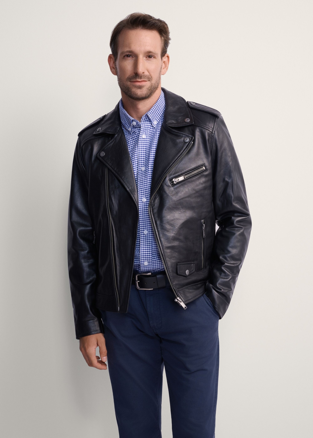 Чоловіча байкерська куртка з натуральної шкіри KURMS-0292-99(KS), вигляд виробу спереду на моделі. Видно половину силуету.