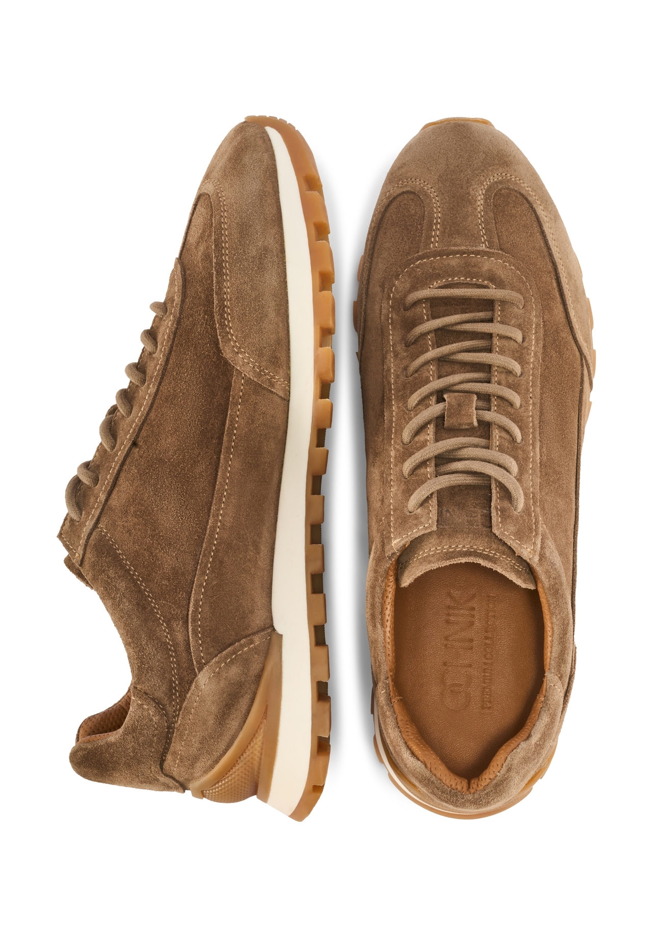 Чоловіче замшеве взуття холодного бежевого кольору BUTYM-0542-1K(W26), вигляд виробу зверху на білому фоні.