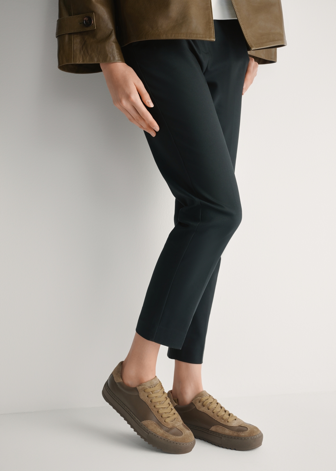 Жіночі шкіряні кросівки холодного бежевого кольору BUTYD-1260-1K(W26), вигляд виробу збоку на ногах моделі.