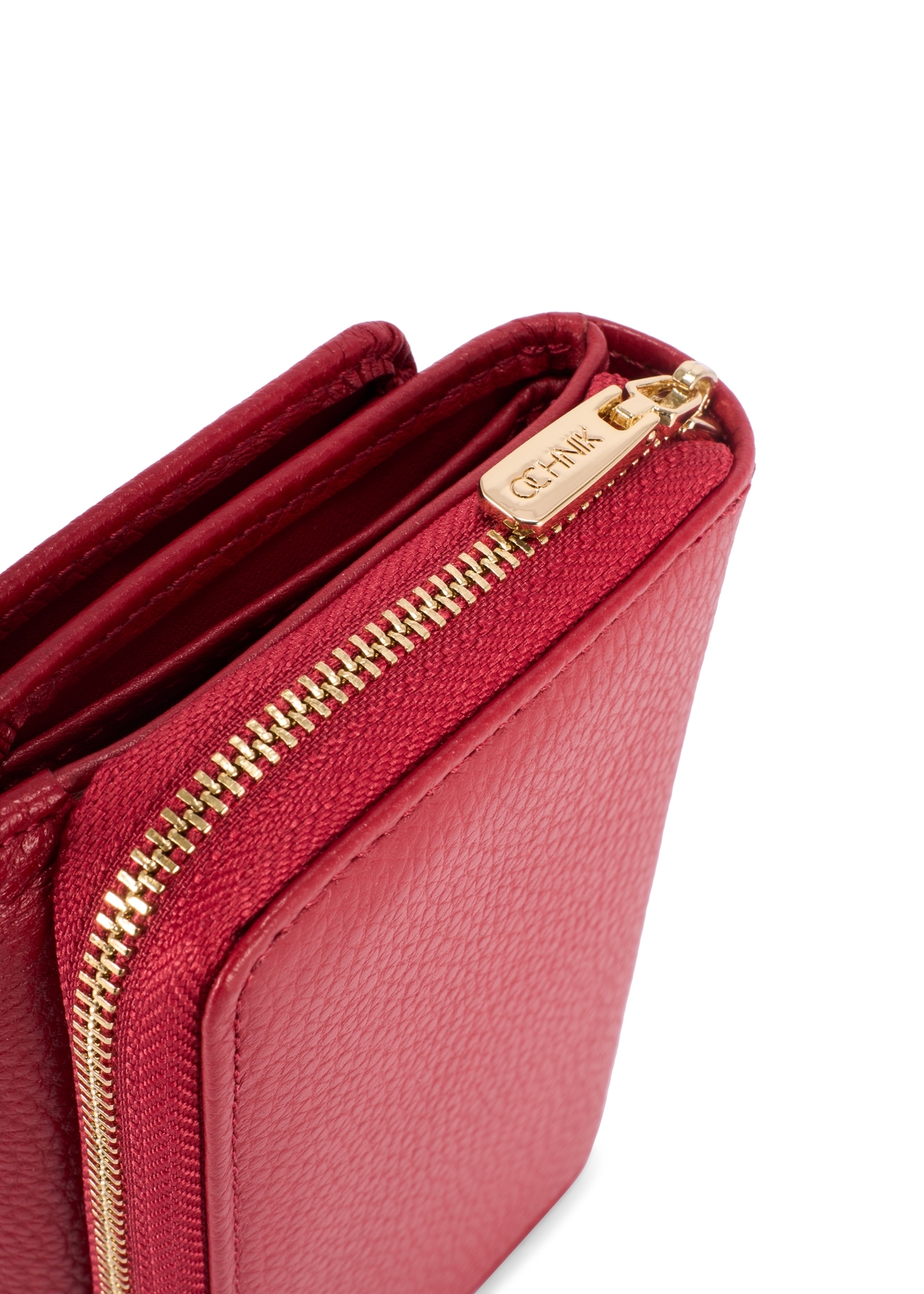 Великий жіночий гаманець червоної шкіри PORES-0801R-4B(W26), крупний план деталі виробу на білому фоні.