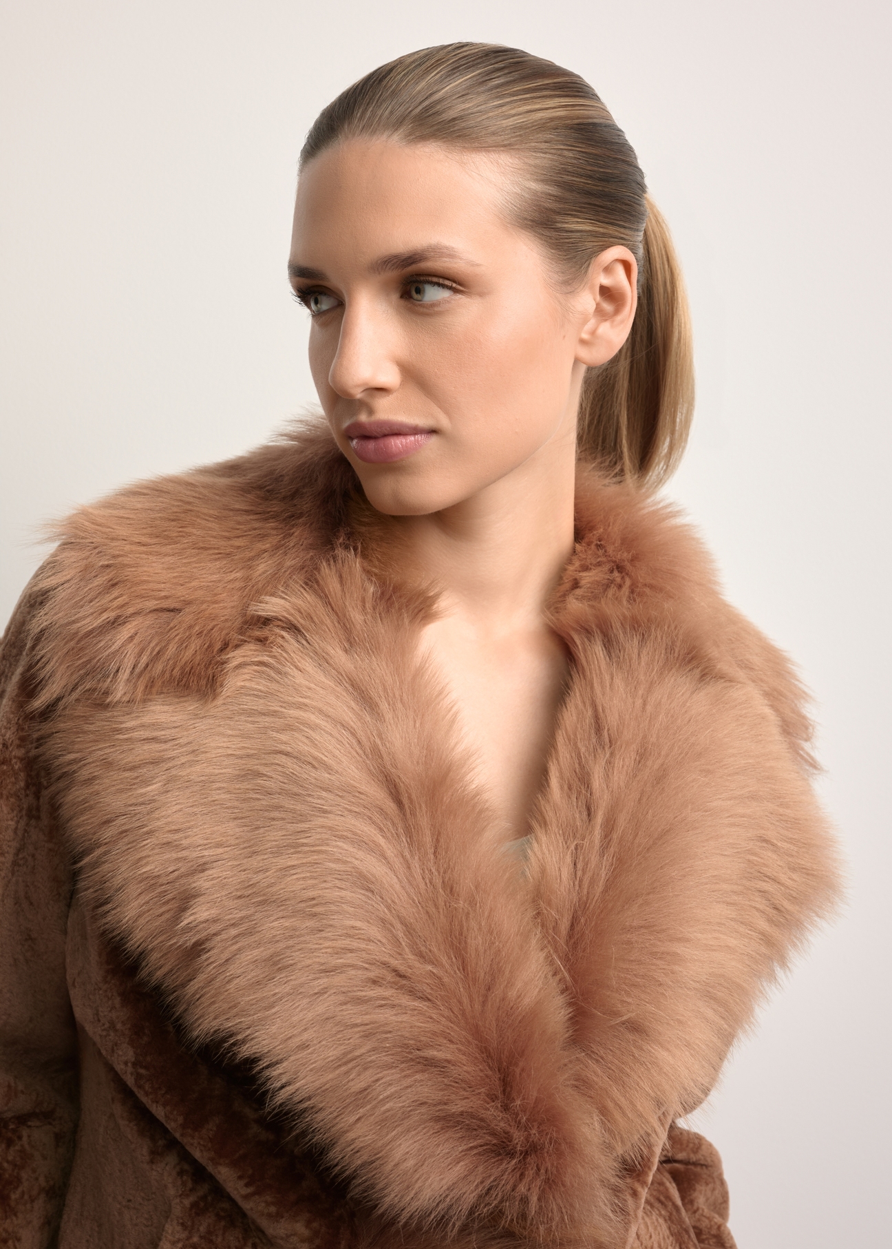 Жіноча шкіряна дублянка кольору верблюжої шкіри KOZDS-0095-3099(Z25), крупний план деталі виробу на моделі.