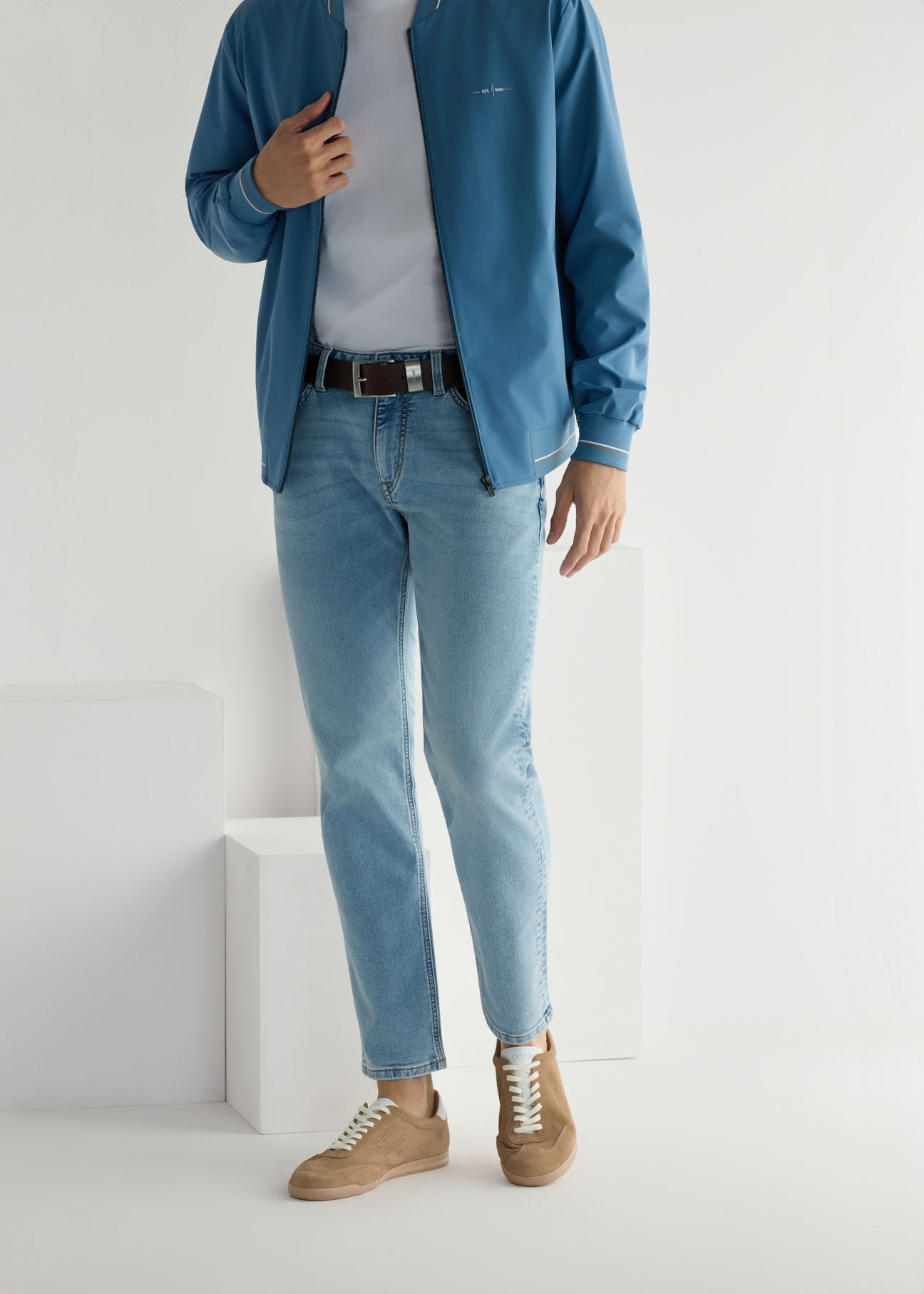 Бежеве шкіряне спортивне взуття BUTYM-0534-1B(W26), вигляд виробу спереду на ногах моделі, на світлому фоні.