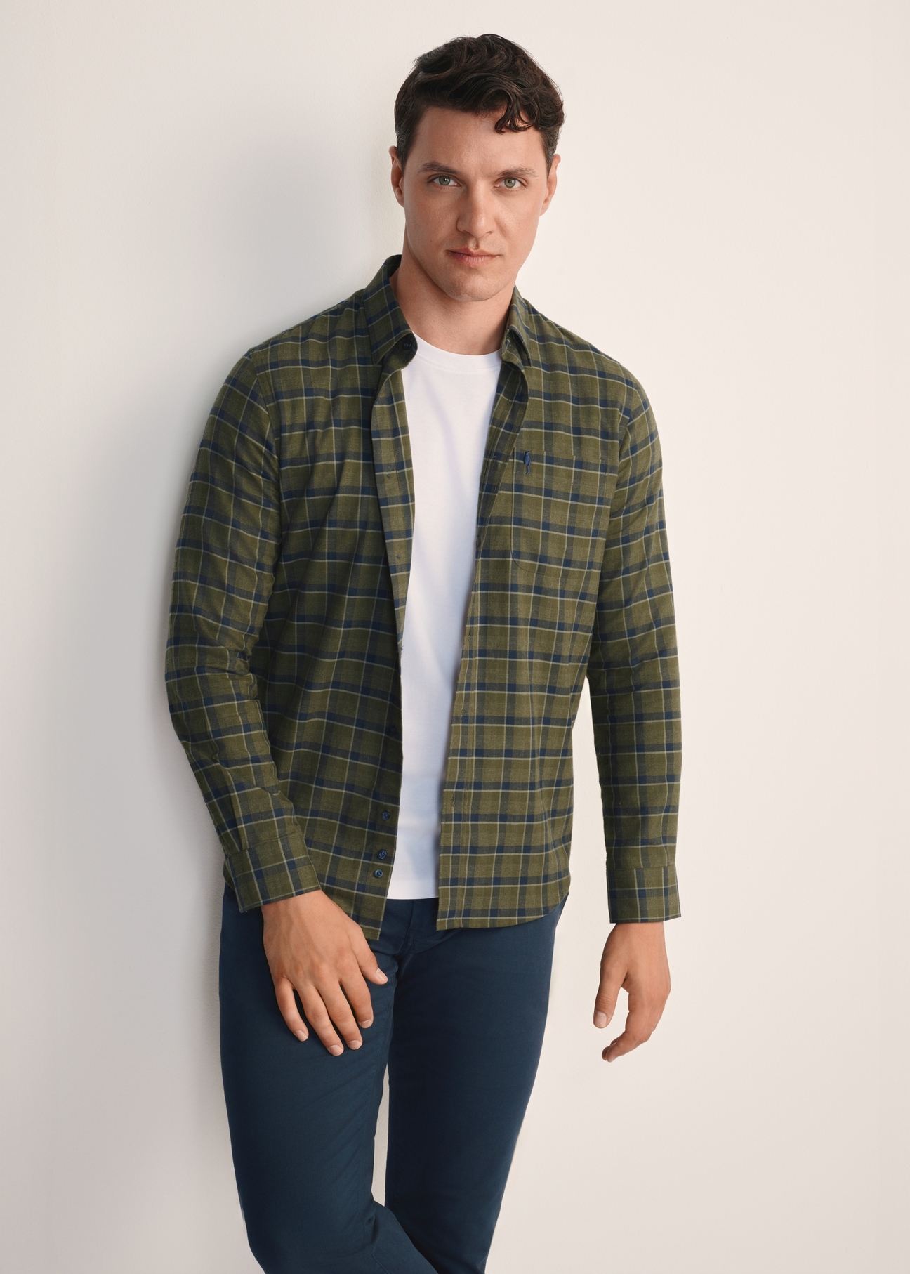 Чоловіча картата сорочка кольору хакі KOSMT-0333-55(Z25), вигляд виробу спереду на моделі. Видно половину силуету.