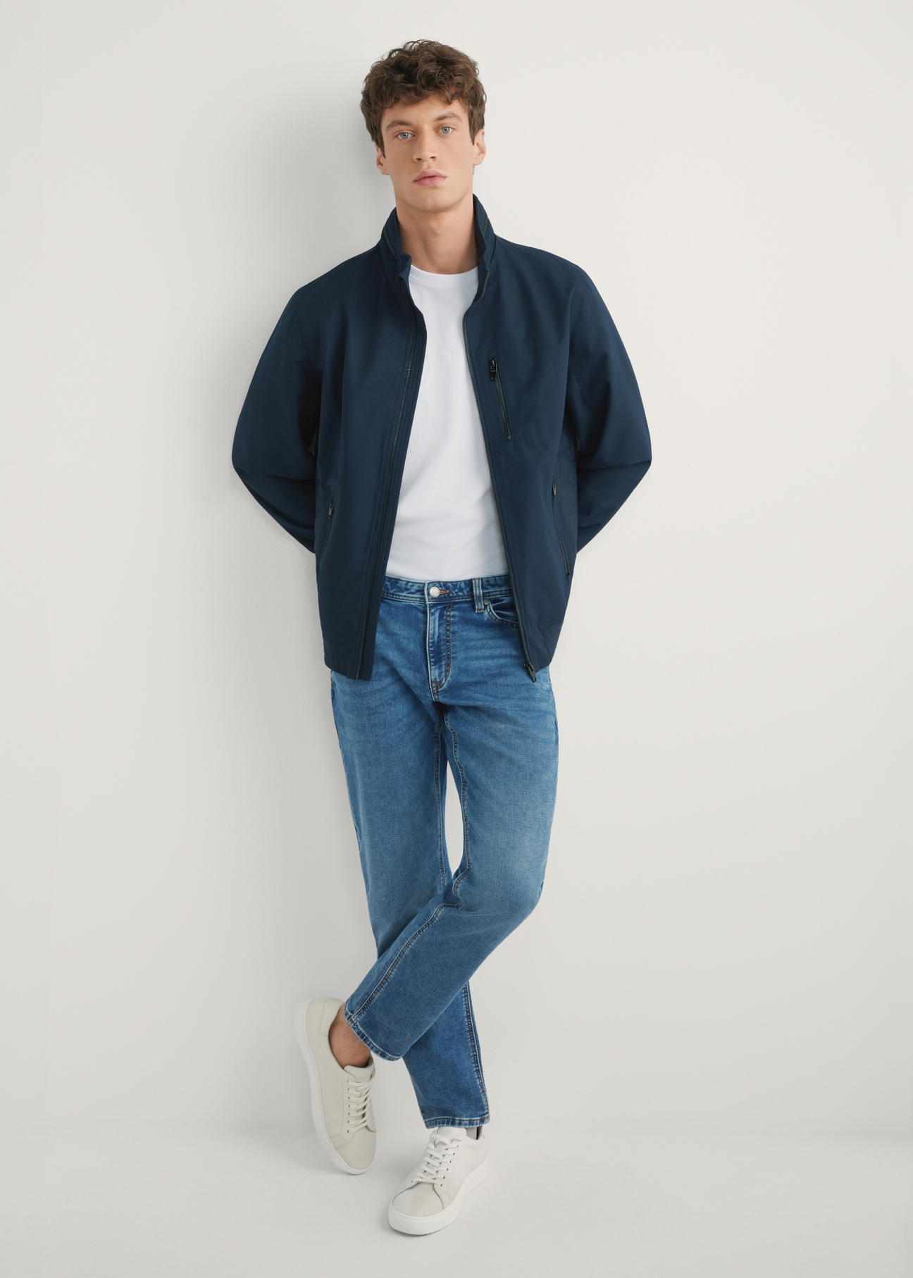 Чоловіча темно-синя перехідна куртка KURMT-0414-7D(W26), вигляд виробу спереду на моделі. Видно все тіло.