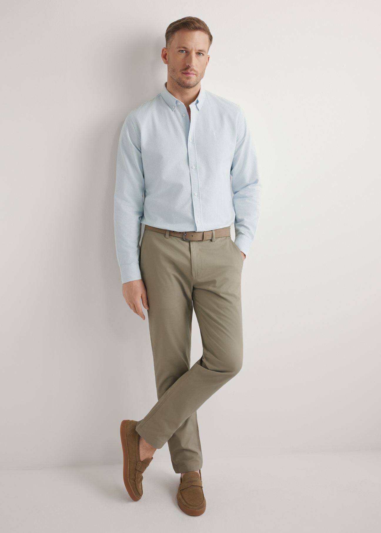 Чоловіча синя бавовняна смугаста сорочка KOSMT-0354-7B(W26), вигляд виробу спереду на моделі. Видно все тіло.