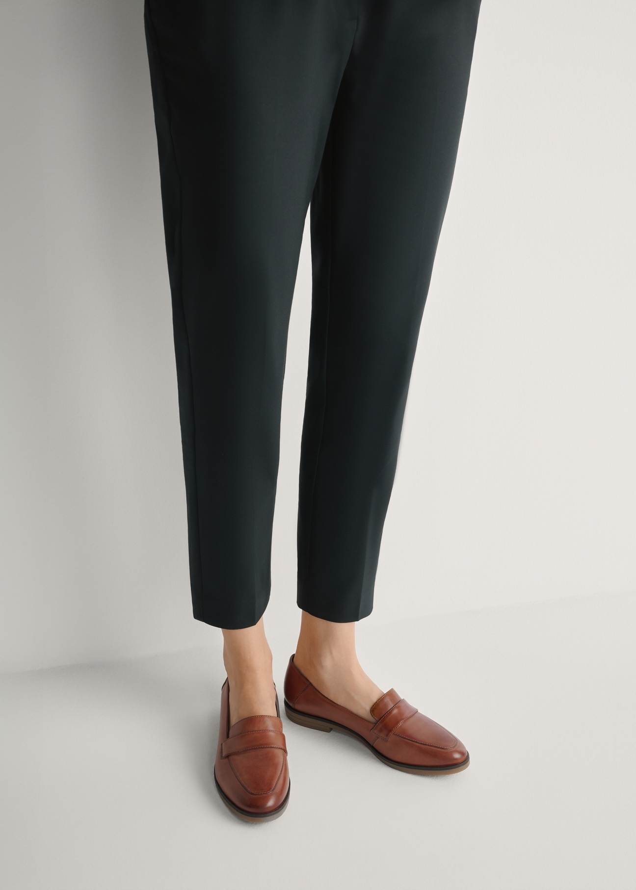 Жіночі шкіряні мокасини коньячного кольору BUTYD-1067-1F(W26), вигляд виробу спереду на ногах моделі.