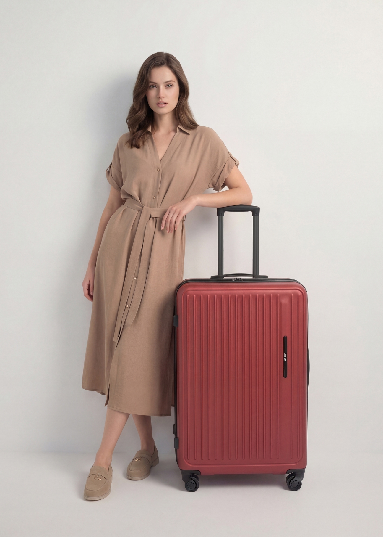 Велика валіза на колесах WALAB-0082-4B-29(W26), вигляд виробу спереду поруч із силуетом моделі.